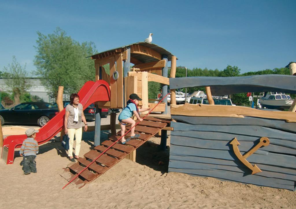 Marina Eldenburg - Ferienhäuser und Bootsverleih am Tor zur Müritz Waren  Exterior foto