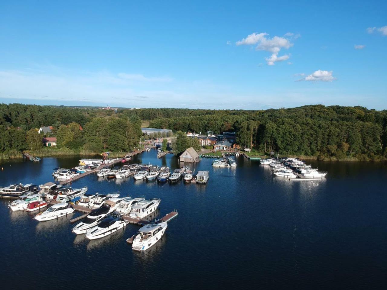 Marina Eldenburg - Ferienhäuser und Bootsverleih am Tor zur Müritz Waren  Exterior foto