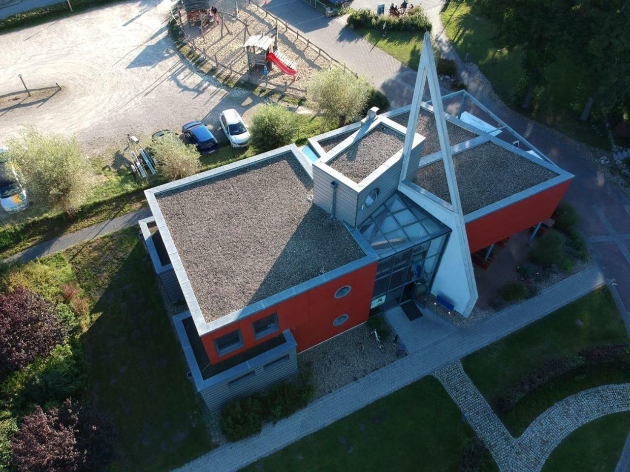 Marina Eldenburg - Ferienhäuser und Bootsverleih am Tor zur Müritz Waren  Exterior foto